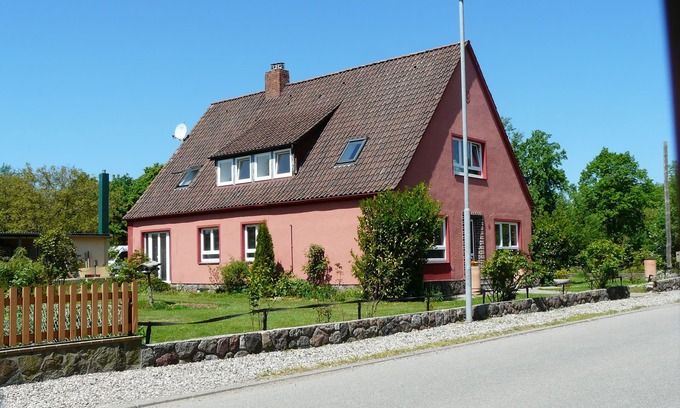 Todendorf Apartment | Apartment "Schwalbennest" in the house at the pond in Todendorf on Fehmarn, dog-friendly