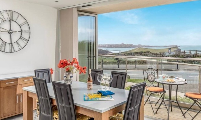 Newquay Apartment | Apartment Sleeps 4 stunning views/sunsets overlooking Whipsiderry Beach/Newquay