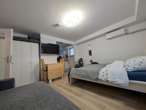 Walldorf Apartment | Apartment with AC, full kitchen, self check in, parking, 8 min to SAP campus, Wi Fi