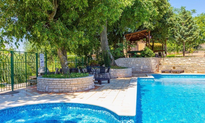 Valtura Apartment | Apartment with large pool, volleyball court, table tennis and table football
