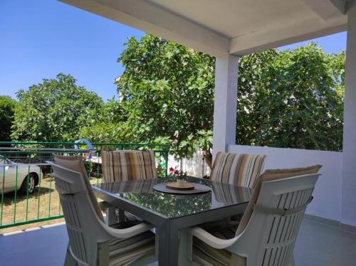 Pirovac Apartment | Apartment with Terrace and Garden