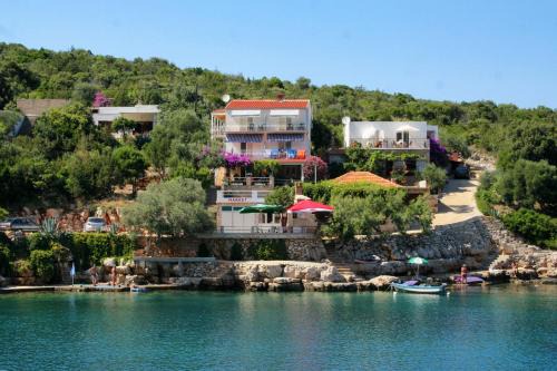 Pokrivenik Apartment | Apartments by the sea Cove Zarace - Gdinj, Hvar - 4598