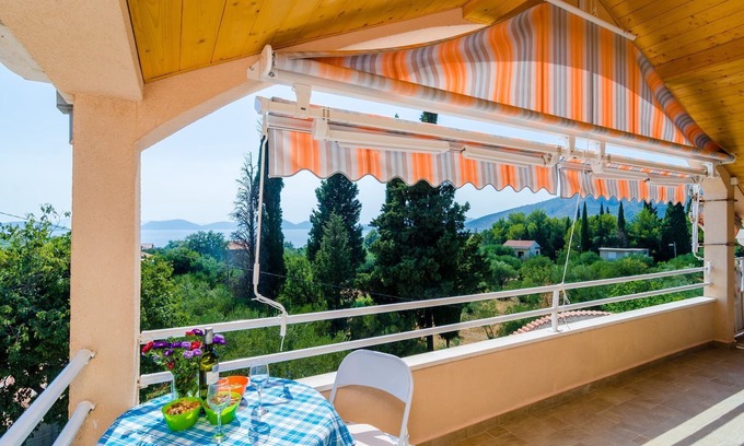 Banici Apartment | Apartments Donita - Standard Two Bedroom Apartment with Balcony and Sea View