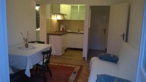 Loviste Apartment | Apartments Indira