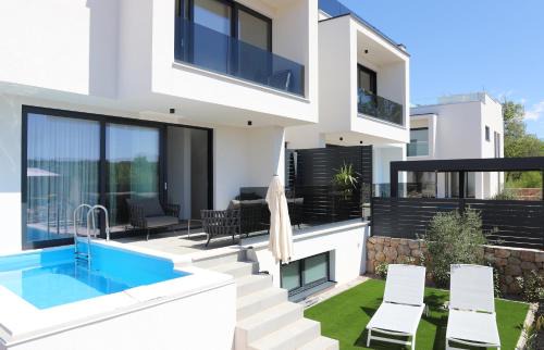 Njivice Apartment | Apartments Terra Sun with Private Pool or Jacuzzi
