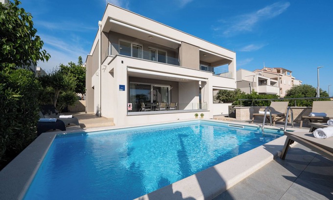 Novalja Apartment | Apartments with Pool Villa Zora