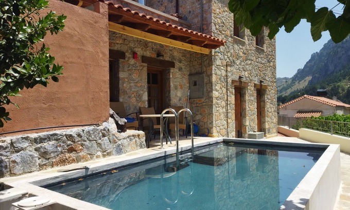 Zourva House | Apirathes
