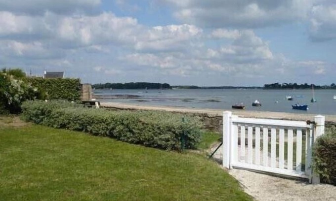 Locmariaquer Apartment | App. duplex in Locmariaquer, on the edge of the gulf, direct access to the sea.