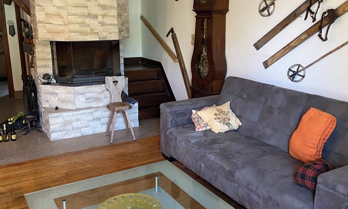 Saint-Martin-de-Queyrieres Apartment | Appartement Duplex de 2 Chambres Pour 6 Personnes