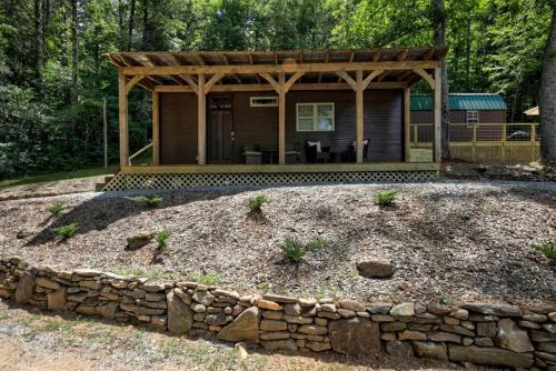 Hayesville House | Appalachian Adventure in this Tiny Cabin near Hiawassee, Ideal for Couples' Glamping