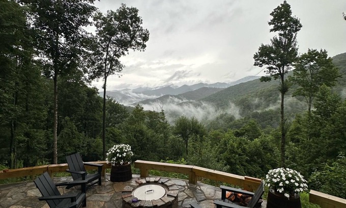 Barnardsville Cabin | Appalachian Rainforest Oasis- breathtaking views surrounded by National Forest