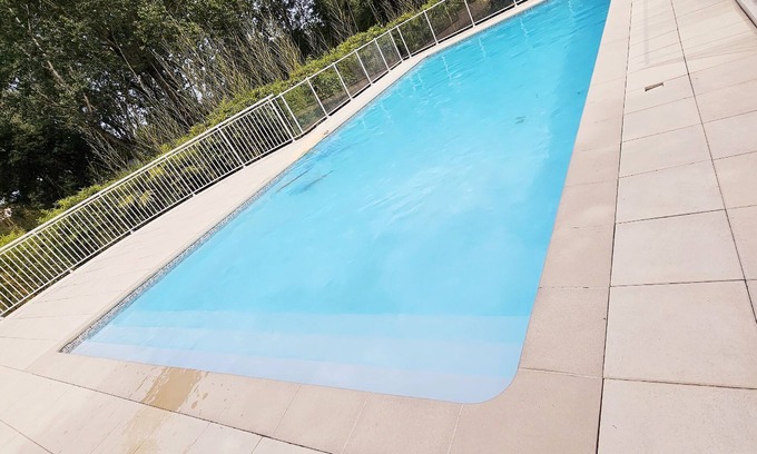 Pegomas Apartment | Appart 2 Chambres Piscine Jardin