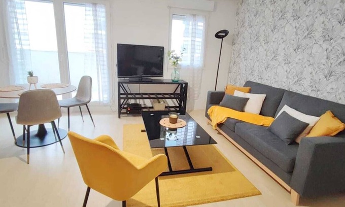 Carrieres-sous-Poissy Apartment | Appart Poissy Relax Wi-Fi Pool by Servallgroup