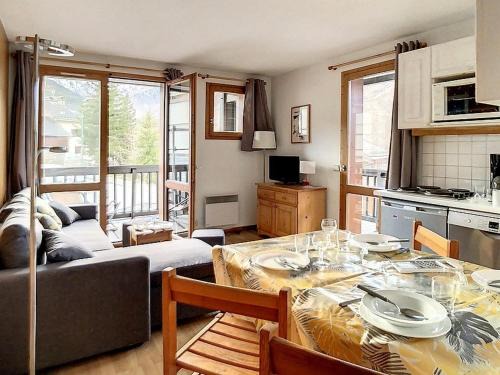 Saint-Martin-de-Belleville Apartment | Appartement cosy au pied des pistes avec parking et balcon, 4 pers, centre village - FR-1-344-1077