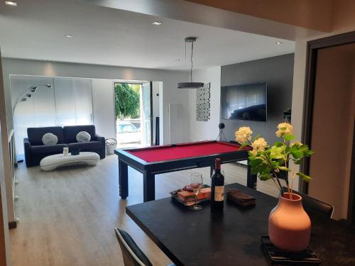 Vitre Apartment | Appartement 90m2 design, jacuzzi, billard.