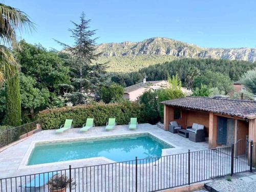 Le Revest-les-Eaux Apartment | Appartement dans un coin de paradis avec piscine