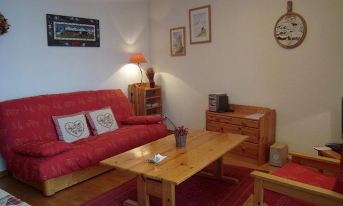 Crest-Voland Apartment | Appartement pour 4 personnes à Crest-Voland, proche des pistes et commerces, avec parking et balcon exposé sud - FR-1-733-35