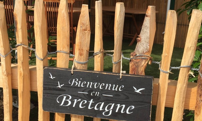 Brech Apartment | Appartement Spacieux et Confortable Avec Jardin Privatif