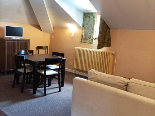 Jausiers Apartment | Appartement T3 Mezzanine pour 6 Pers. avec Piscine et Sauna à Jausiers, Château des Magnans - FR-1-165B-9