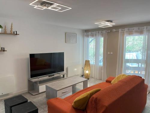 Cauterets Apartment | Appartement T4 rénové, proche centre, 3 chambres, 6/8 pers, équipé, est/ouest, dispo de suite - FR-1-234-254