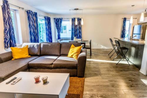Laval-des-Rapides Apartment | Appartment 2BR 4 beds AC wi-Fi Smart TV FreeParking