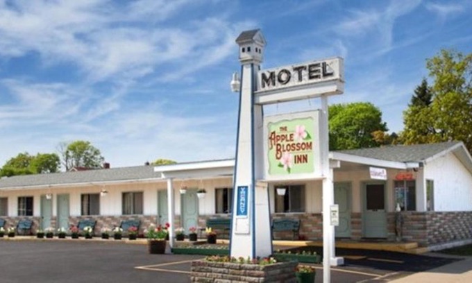 Mackinaw City Hotel | Apple Blossom Boutique