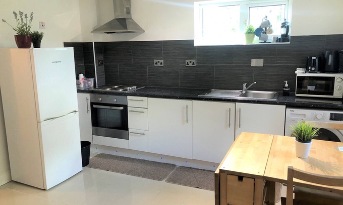 Harlington House | Apple House Guesthouse Heathrow Airport