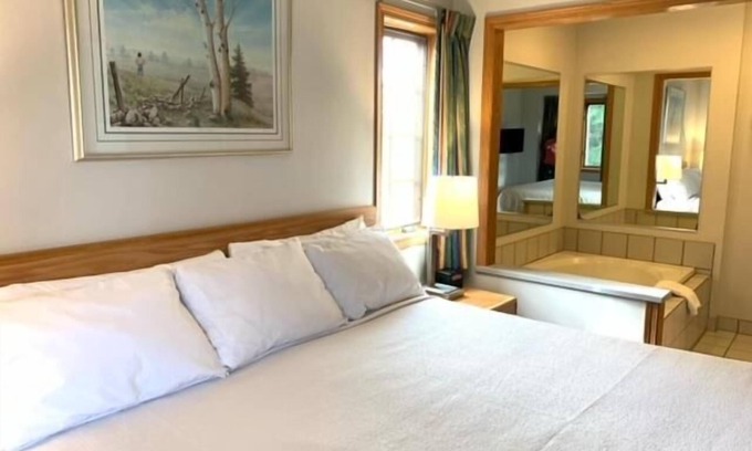 Fish Creek Hotel | AppleCreek Resort - Hotel & Suites