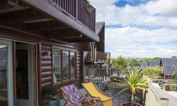Little Petherick House | Applewood - Three Bedroom House, Sleeps 6