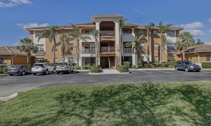 Pelican Condo | Apr - Nov 40% discounted. Luxury gated condo Porto Vista, Cape Coral