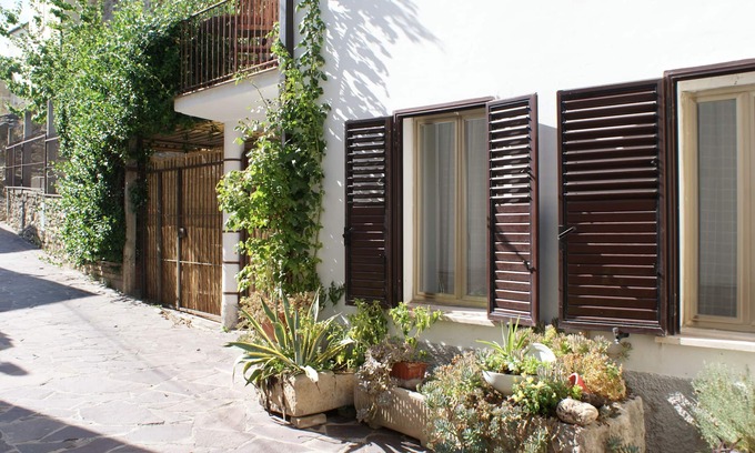 Roccascalegna House | Apricot House is nestled under the imposing medieval Castle of Roccascalegna