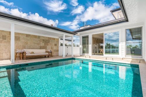 Pottsville House | Aquarium House - with direct beach access & pool