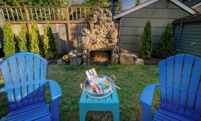Wallingford House | Arcade Games ~ Walk to Lake ~ 5 Star Location ~ Family & Dog Friendly
