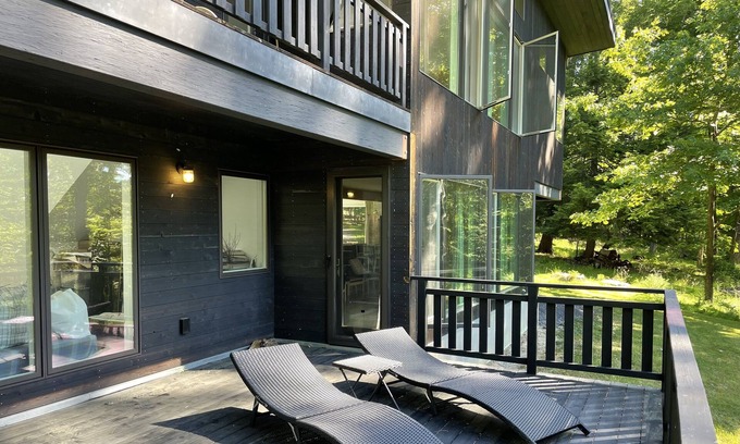 Town of Marbletown House | Architectural Modern escape tucked in a quiet wooded neighborhood