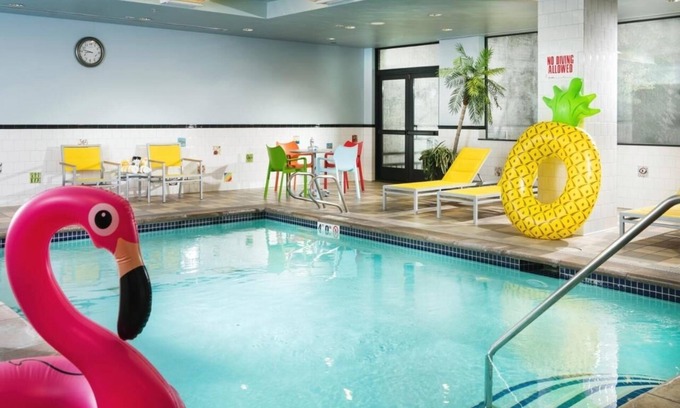 Lower Queen Anne Hotel | Aria King at The Maxwell: Indoor Pool, Pet-Friendly, Near Seattle Center