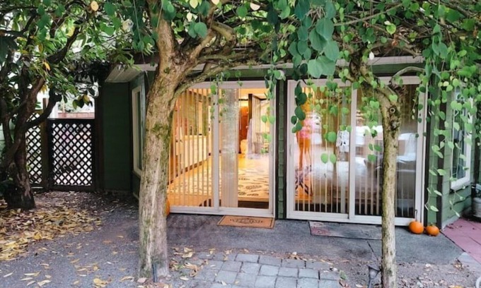 Burlington Cottage | Art Deco 2 BD Private House w/Large Outdoor space