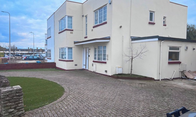 Weston-super-Mare House | Art Deco 5-bedroom house with WiFi in Weston-super-Mare Close to Beach & Town