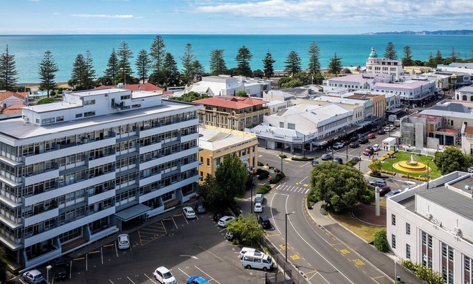Bluff Hill House | Art Deco Escape - Napier Holiday Home