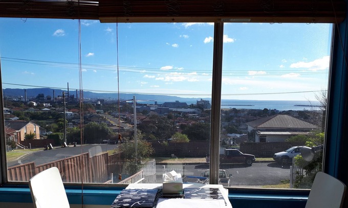 Port Kembla Apartment | Art Deco unit with great views