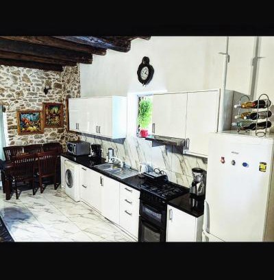 Pagi House | Art House Pagoi Sleeps 6 Parking 5 min to Beach