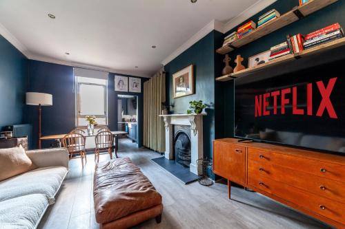 Dalston Apartment | Arte Stays - 2 Bed Luxurious Flat, Garden, 5min Dalston st., Parking Available, Serviced Accommodation - up to 5 ppl