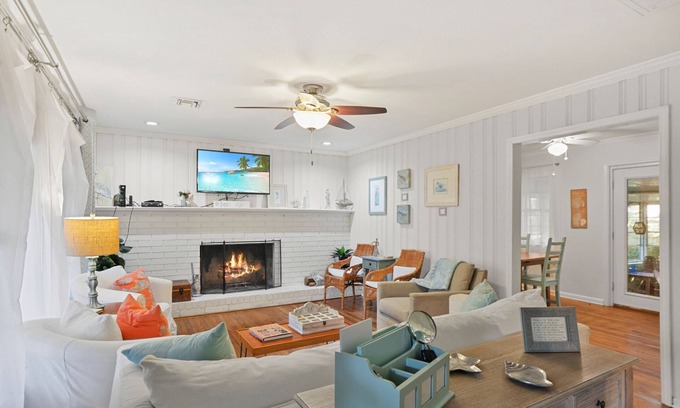 Saint Simons Heights House | Artist's Cottage - Comfortable Pet friendly home 1 mile from the beach!