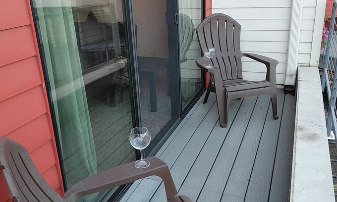 Old Town Chinatown Apartment | Artsy condo with pool, spa, gas grill, high-speed WiFi, on river near Pearl.