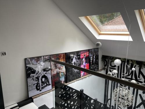 Caterham House | Artsy Retreat - Sleeps 6 Free Parking & Balcony