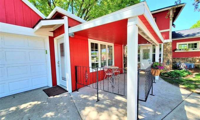 Arnolds Park House | Artsy Tartsy Bunk House off West Lake Okoboji