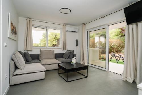 Vouliagmeni Apartment | Aspa Luxury Garden Apartment in Vouliagmeni Center