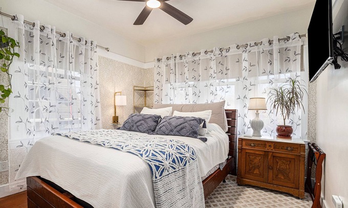Upper Telegraph Apartment | Aspen Room
