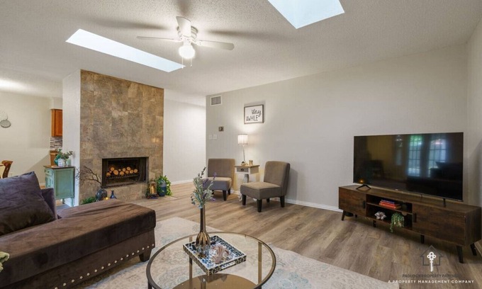 Grand Prairie House | AT&T, Globe Life, Six Flags - Updated Comfy Home