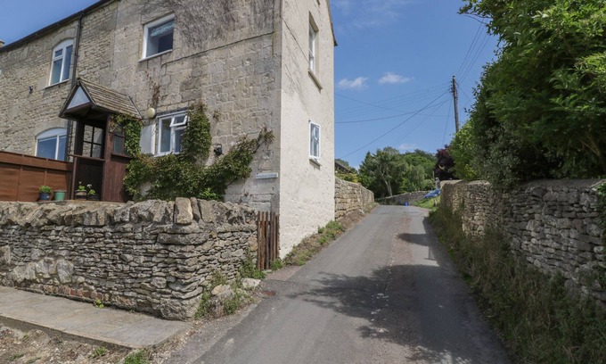 Inchbrook Cottage | ATHELSTAN COTTAGE, pet friendly, with open fire in Stroud