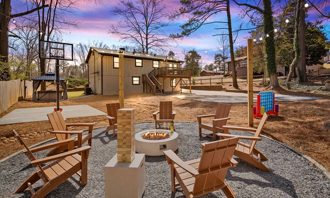 Decatur House | ATL Retreat ~ Hot tub ~ Firepit ~ Basketball ~ Game Room